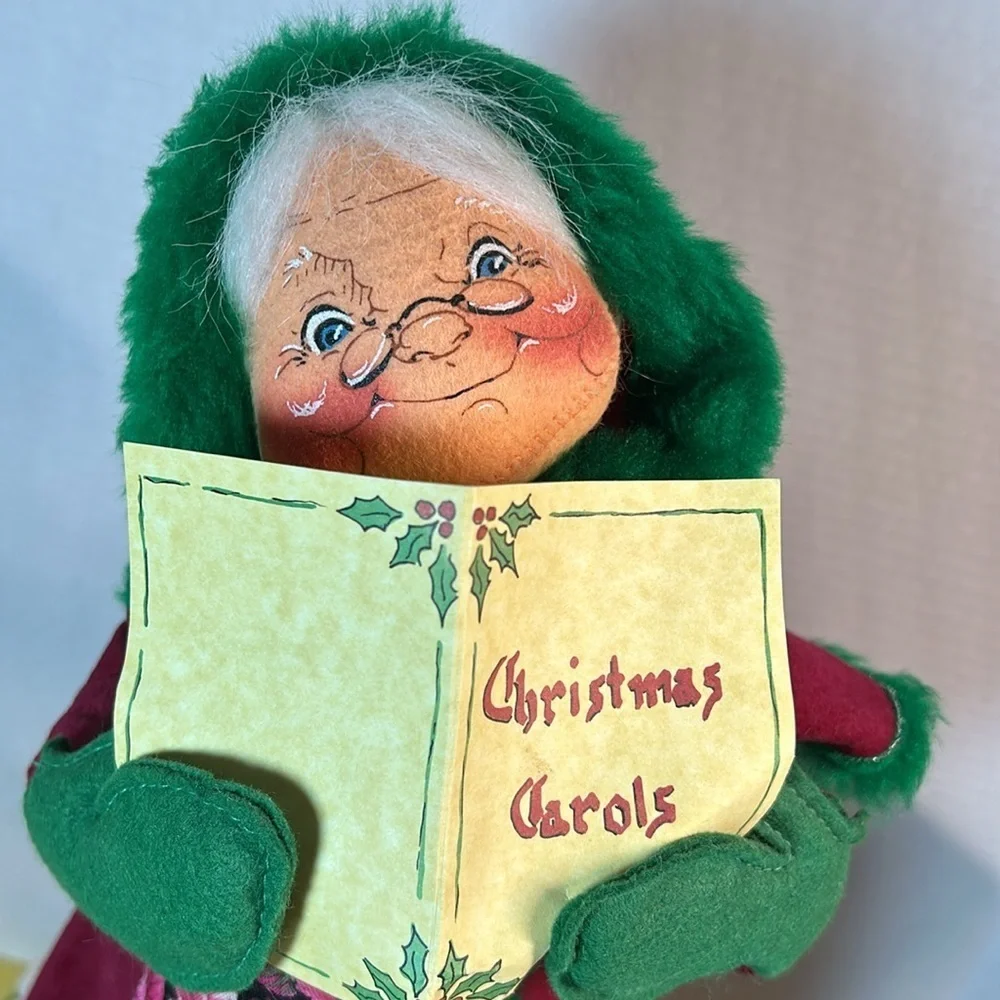 Victorian Caroling Annalee Santa and Mrs Claus. 1998.  Approx 12”h